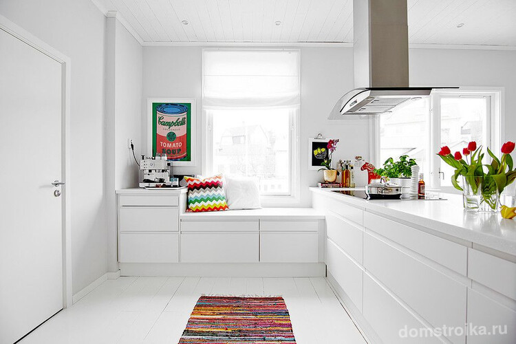 Крашенные белые доски на полу белой кухни в скандинавском стиле