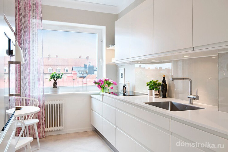 Молочный цвет стен и мебели, как альтернатива стерильно белому скандинавскому оформлению кухни