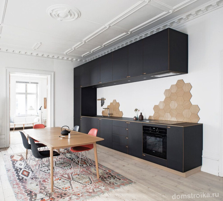 Четная кухонная стенка со встроенной бытовой техникой в скандинавском стиле