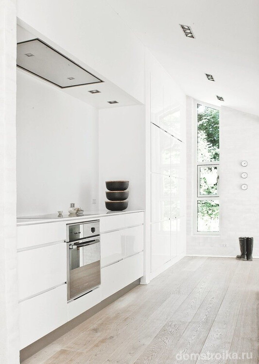 Белая кухня в скандинавском стиле очень похожа на минималистичный стиль