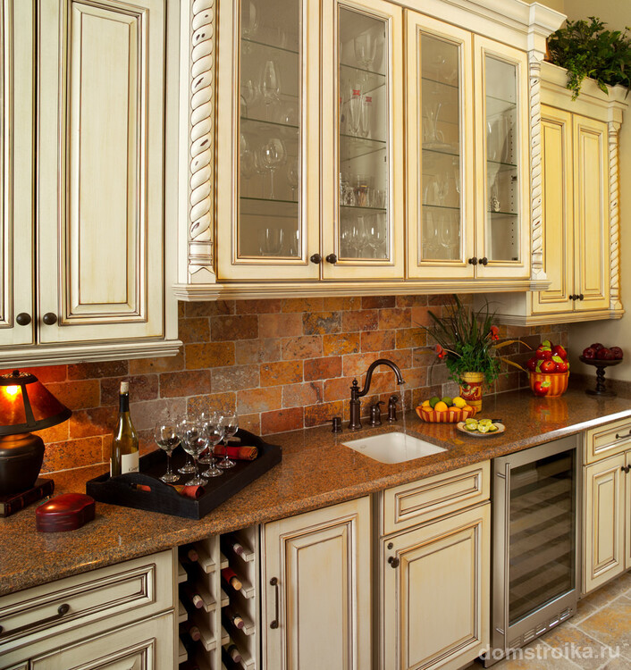 Владельцам небольших кухонь стоит помнить, чем меньше уголков, извилин и впадин, которые выделяет свет, тем лучше