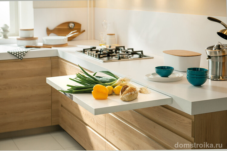 В интерьере маленькой кухни лучше всего использовать мебель с выдвижными дверцами