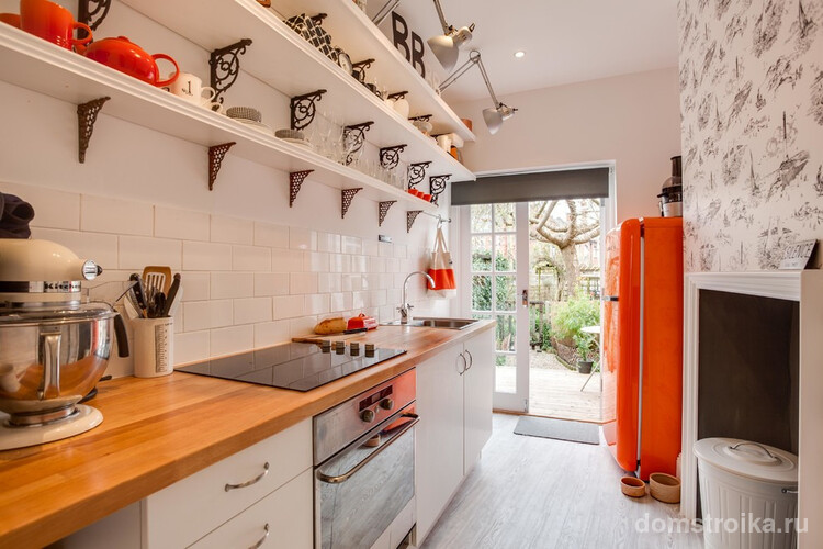 Если вы хотите сэкономить пространство на кухне, то отличным решением станем соединение плиты, мойки и рабочей поверхности одной столешницей