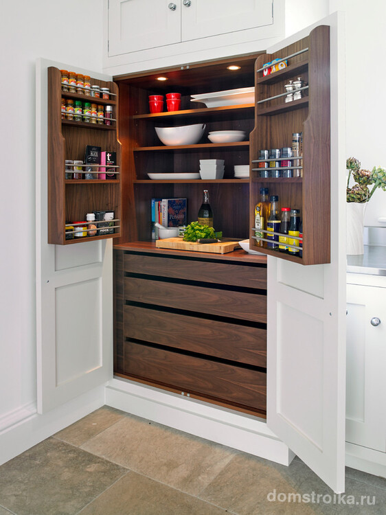 С помощью полок можно оптимизировать внутренне пространство ваших кухонных шкафов