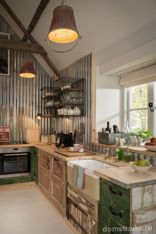 Кухня в стиле кантри с профильной внутренней отделкой дома