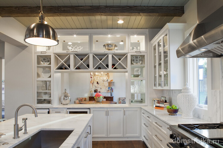 Разновидность маленьких полочек и шкафчик - одна из характеристик американского стиля в кухне