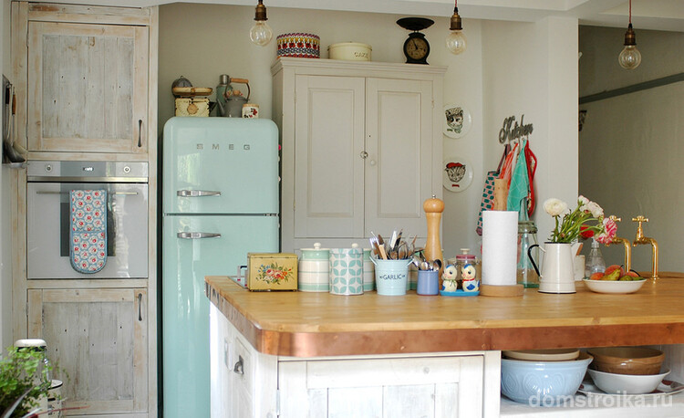 Кухня в деревянном доме: небольшой холодильник позволит более рационально расставить мебельный гарнитур на небольшой дачной кухне