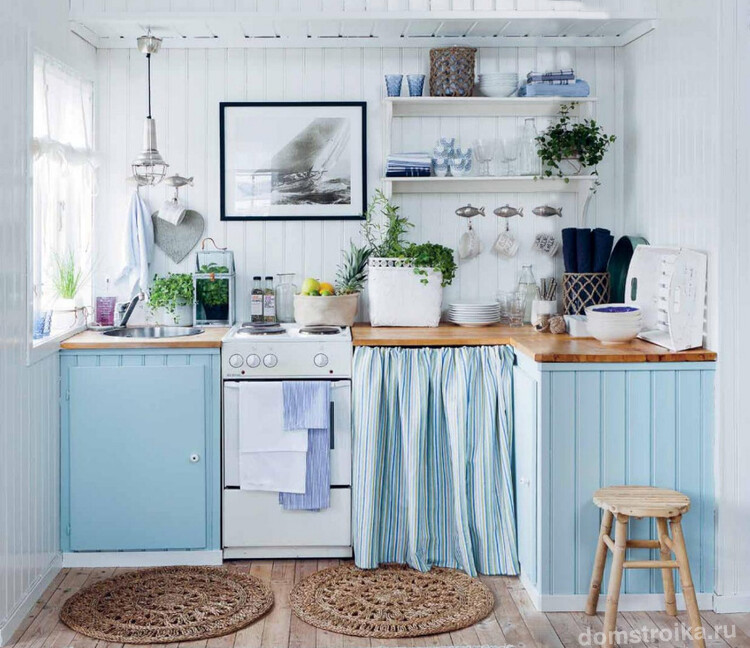 Нежно голубой кухонный гарнитур в маленькой провансовой кухоньке
