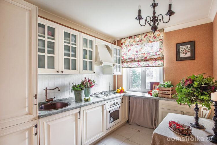 Римские шторы с рисунком ягод популярны в оформлении кухонь в стиле кантри