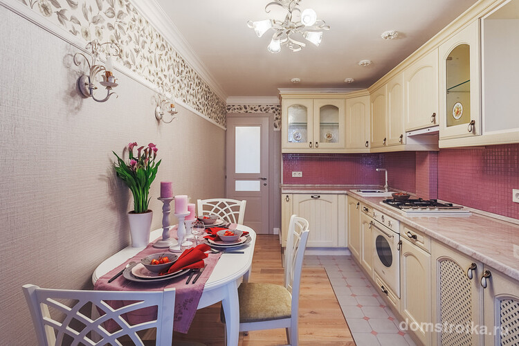Кухня в стиле прованс в нежных бежево-розовых тонах