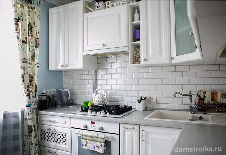 Кухни в стиле кантри и прованс: фото белой угловой кухни в стиле прованс с голубыми стенами