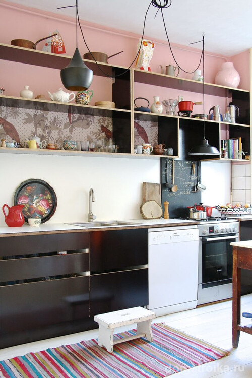 Разноцветные кухонные аксессуары помогут разбавить ваш интерьер
