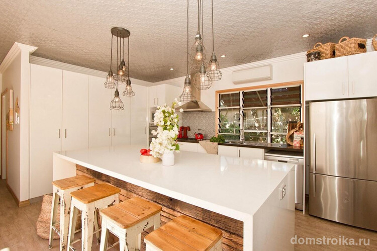 Деревянные жалюзи на кухне в теплых светлых тонах поддерживают уютную атмосферу комнаты