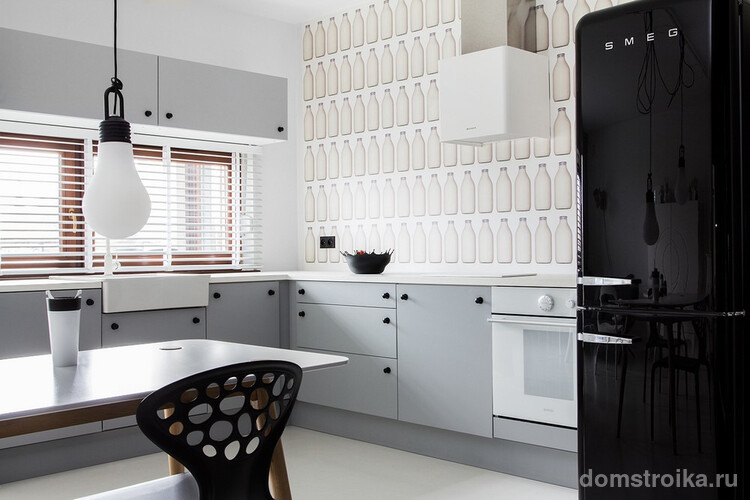 Белые жалюзи на кухне в классических черно-белых тонах с оригинальным акцентом на отделке стены над рабочей поверхностью столешницы