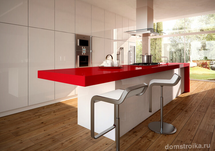 Минималистичный, лаконичный интерьер белой кухни с ярким акцентом - столешницей острова из ярко-красного искусственного камня