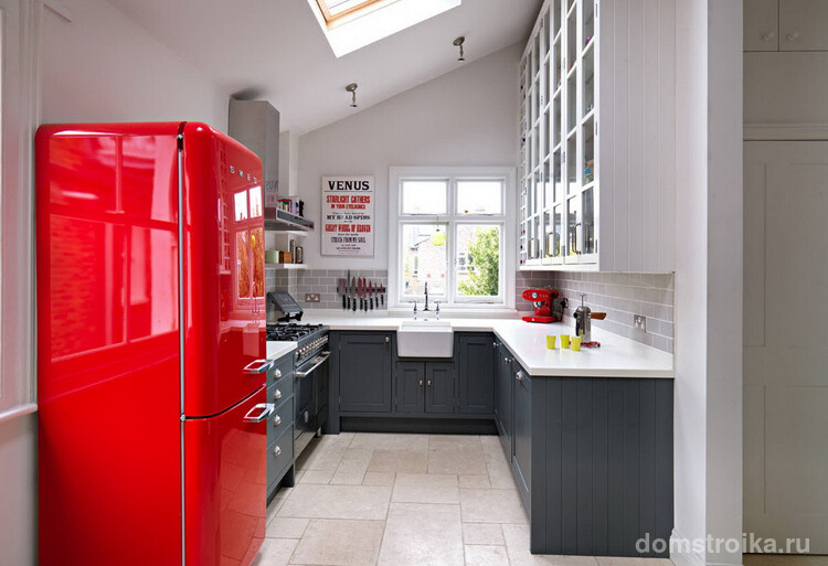 Акцентный красных холодильник в бело-серой кухне