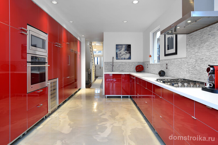 Красный цвет на кухне создает гостеприимную атмосферу