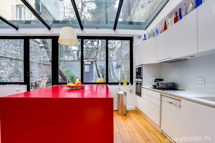 Идеальное сочетания красного и белого цветов в интерьере кухни