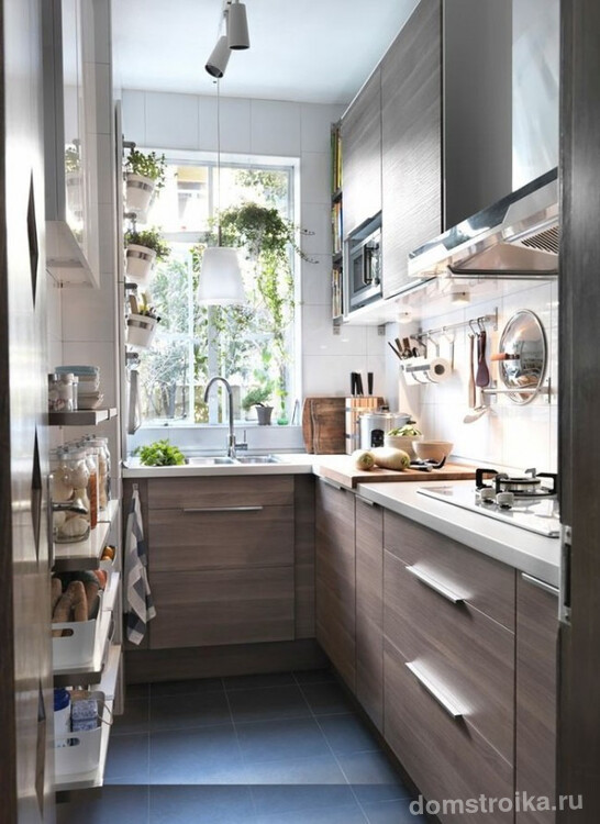 Мойка у окна и множество шкафов и полочек - это вариант для маленькой кухни