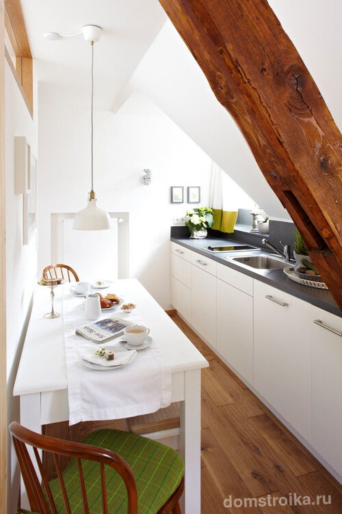 Скандинавский стиль на маленькой кухне в мансардном помещении