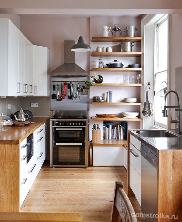 Небольшая кухня в пастельных тонах с обилием полочек и ящиков для хранения кухонной утвари