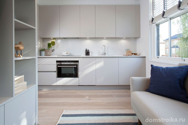 Мебель из натуральных материалов придает легкости и воздушности интерьеру кухни-студии