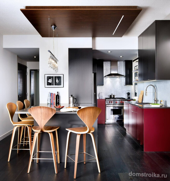 Уютная кухня-студия в небольшой квартире. Смелые и яркие красные акценты на элементах кухонного гарнитура выглядят очень органично в общем интерьере