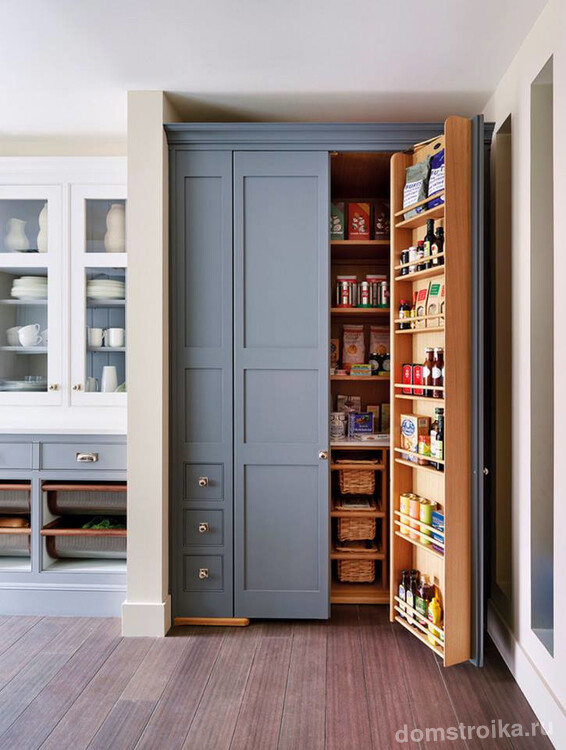 Удобный и вместительный шкаф в одном стиле с кухонным гарнитуром с дополнительными выдвижными ящиками для необходимых мелочей