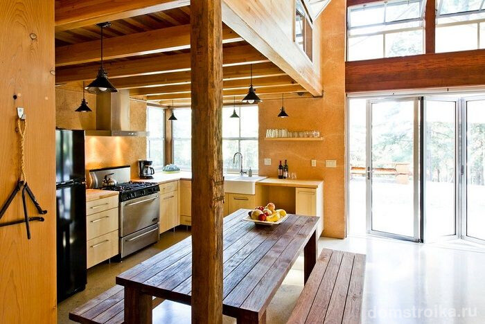 Аккуратно добавьте грубое необработанное дерево, массивный деревянный стол - и Ваша кухня станет намного ближе к природе