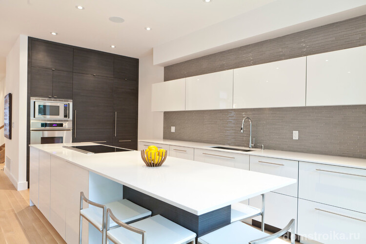 Сверкающие поверхности - характерная особенность стиля модерн в интерьере кухни, отражающие свет полимеры, лакированные или покрытые пленкой фасады нужны для создания объемного пространства