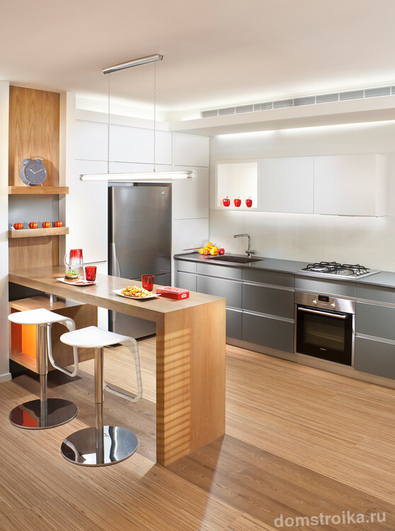 Обеспечить вашей кухне уникальность и добавить яркости помогут модули в высоту стены, вытянутые пеналы в разных комбинациях с ящиками, продольный ряд тумб, вариации компоновочных предметов