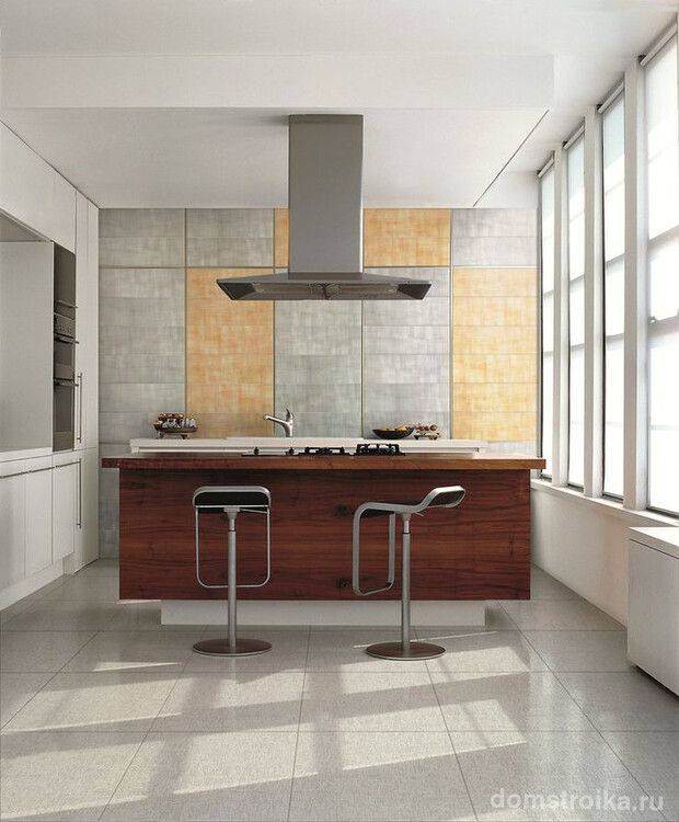 Неброская плитка на полу в одной цветовой гамме с кухонным фартуком поддерживает настроение светлой кухни