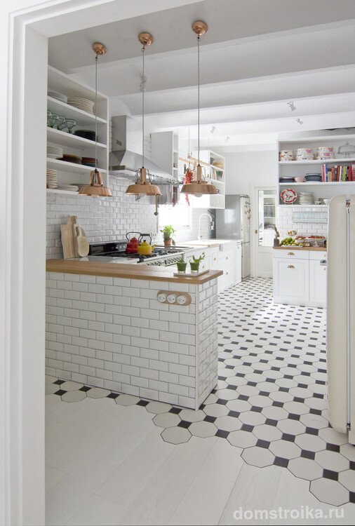 Шестиугольная плитка в интерьере светлой кухни-студии легко поможет зонировать пространство