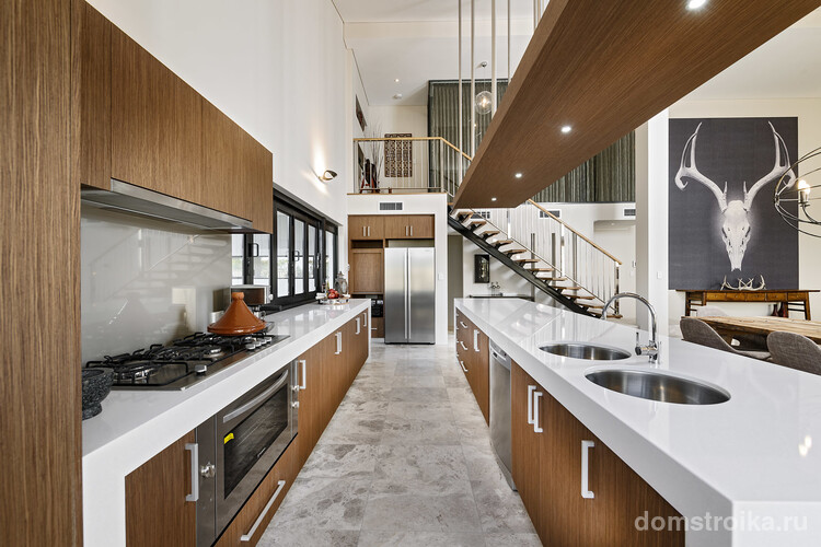 Светлая плитка на пол на кухне, имитирующая узор натурального мрамора