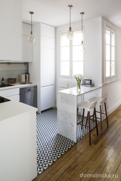 Мелкая черно-белая плитка на светлой кухне отлично зонирует рабочее пространство