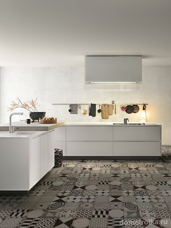 Белая кухня с акцентом на черно-белой плитке с разноплановыми узорами и оригинальными мотивами