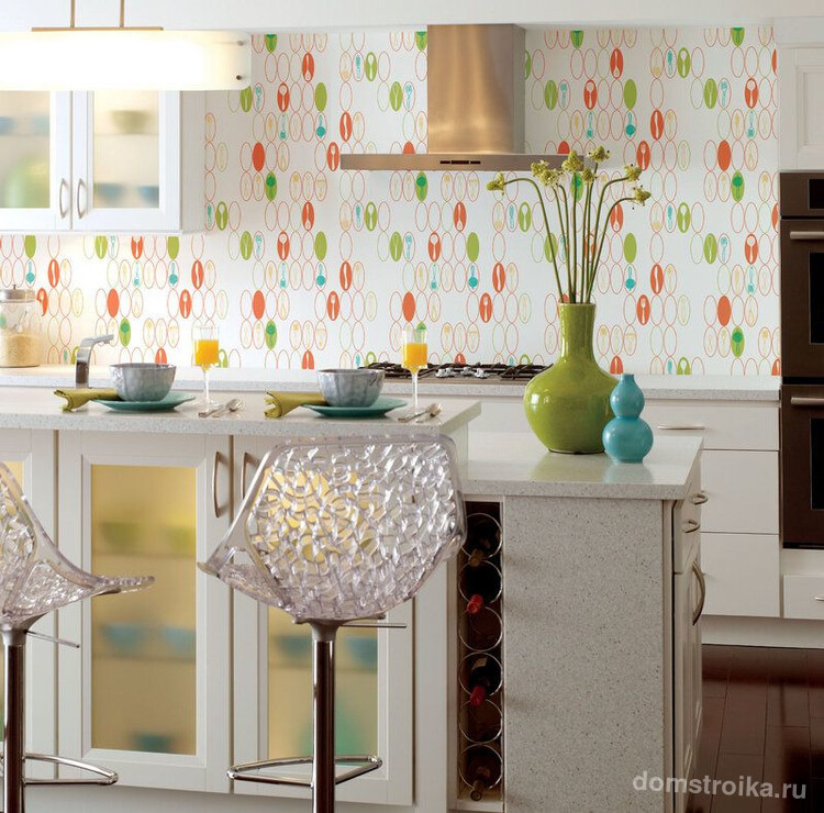 Если внимательно присмотреться к обоям на кухне, то можно рассмотреть актуальные для кухни изображения столовых приборов