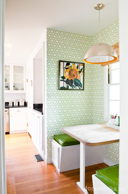 Сочетание белого и зеленого с цветом натуральной древесины в кухонном интерьере создает впечатление современного эко-дизайна