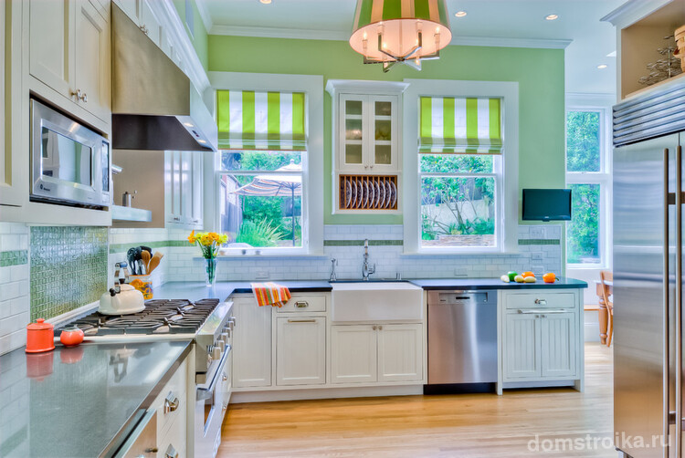 Яркие полосатые шторы в небольшой кухне