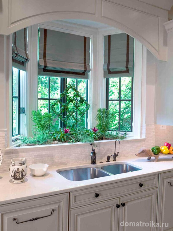 Раковина возле окна дает отличную возможность мыть посуду и любоваться видом за окном
