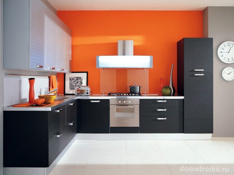 Угольно черный цвет также гармонично оттенит любые желтые или оранжевые элементы декора