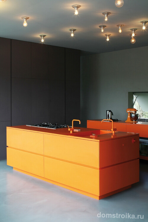 Полностью оранжевый кухонный остров в темном интерьере