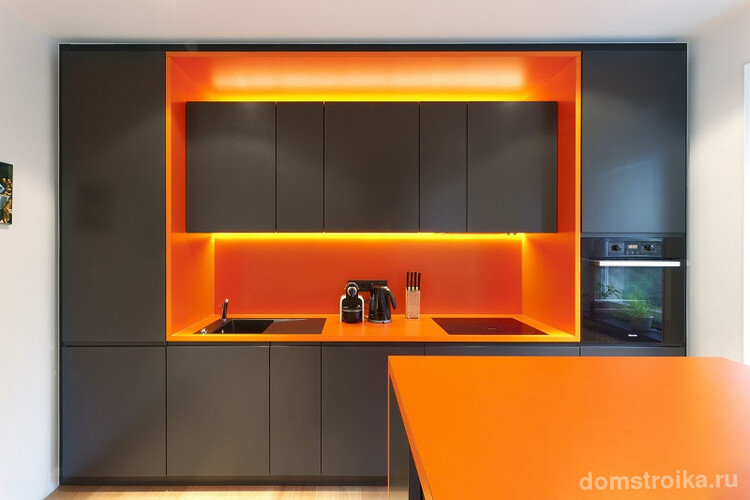 Системы вытяжек, фартуки и фасады с подсветкой станут отличным дополнением к оранжево-черной стилистике кухни