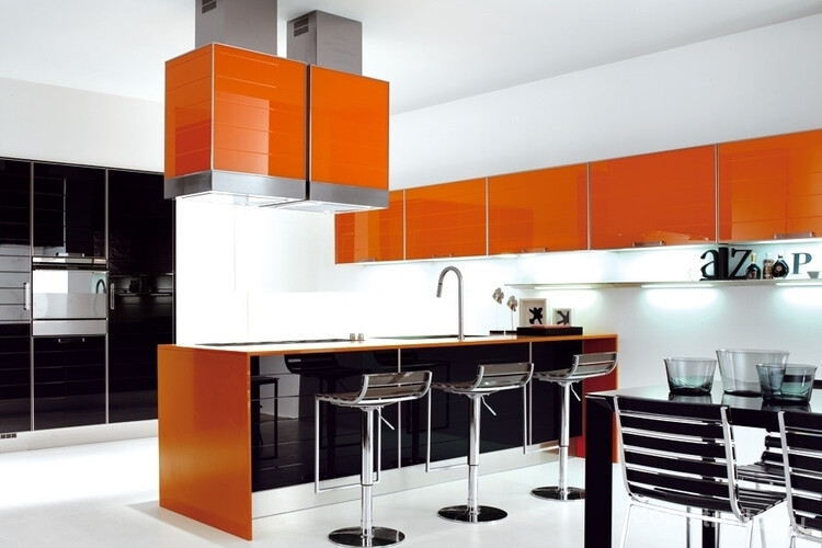 Оранжевые кухни в стиле хай-тек часто совмещает в себе черный или серый оттенки