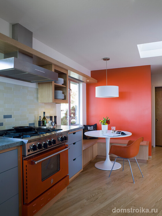 Еще один вариант для кухни - сделать оранжевым не фартук, а целый участок стены