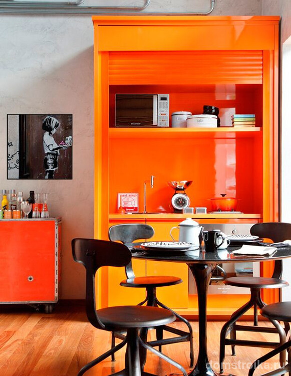 Продуманно организованная и компактная кухня с доминирующим оранжевым в отделке