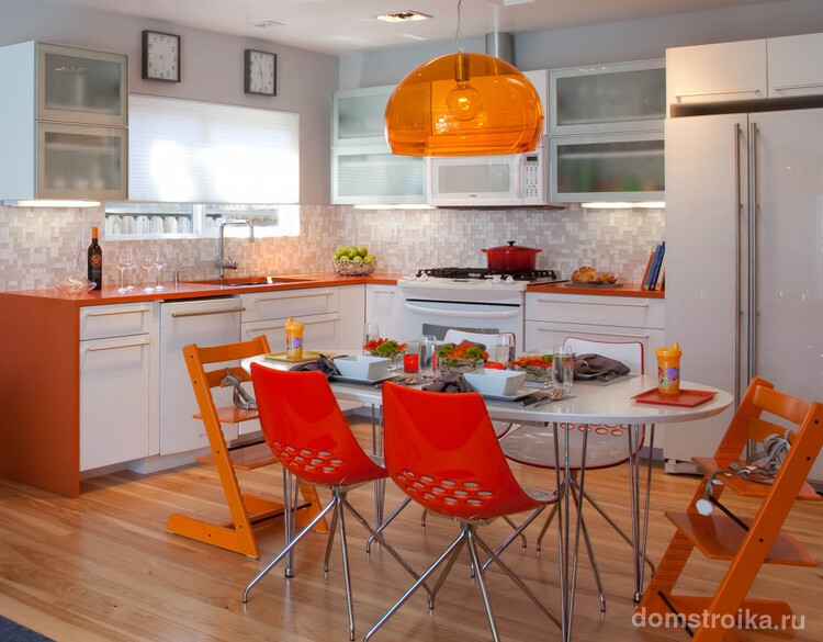 Оранжевый обширно применяется в формировании интерьера кухни - особенно это касается панелей и небольших аксессуаров