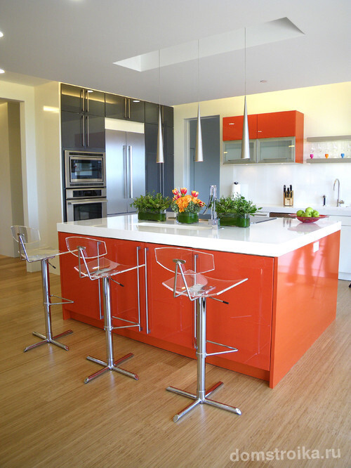 Оранжевый кухонный остров станет доминантой на кухне и выгодно подчеркнет имеющееся пространство