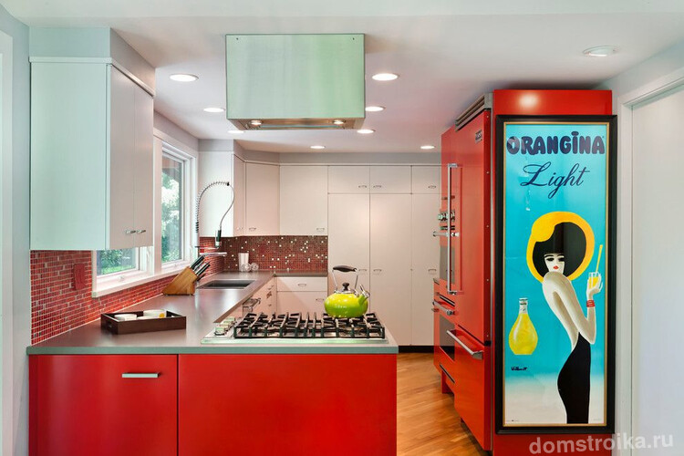 Красные и белые кухонные фасады, бытовая техника с красными корпусами, фартук из красной стеклянной мозаики — в этой практичной современной кухне любимый цвет хозяйки использован по максимуму