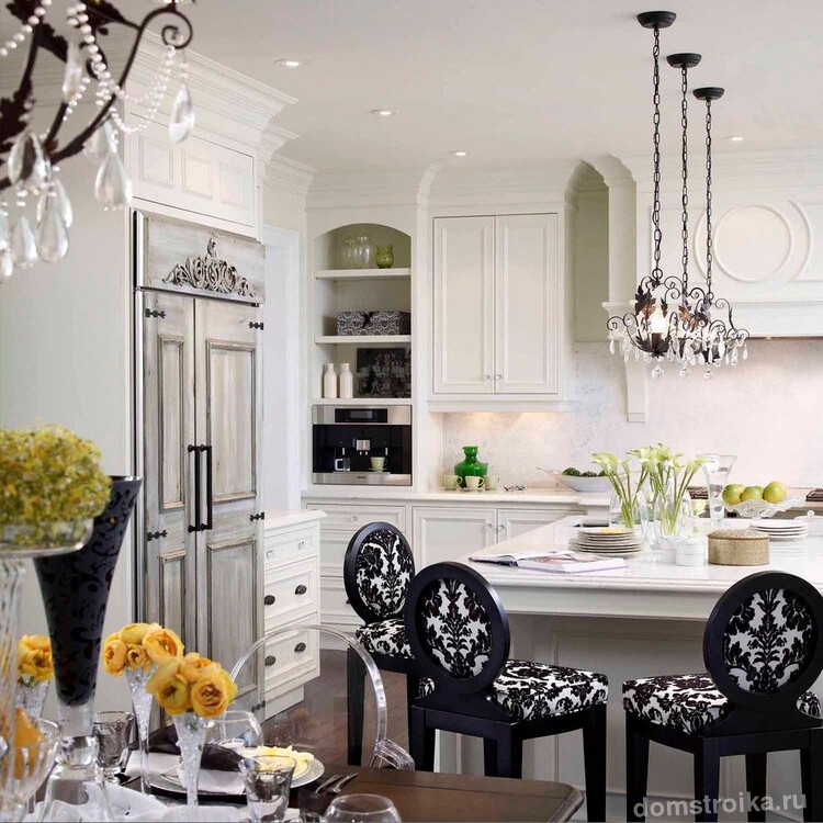 Декоративные узоры на стульях подчеркивают общий классический стиль кухонного интерьера
